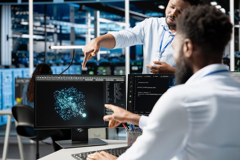 gerente-del-centro-de-servidores-que-supervisa-al-ingeniero-que-utiliza-algoritmos-de-ia